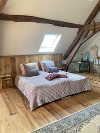 La chambre Rustique, situ&eacute; au premier &eacute;tage, est une chambre pour 1 &agrave; 3 personnes. Il s&#039;agit d&#039;une grande chambre avec un lit double et un lit simple.